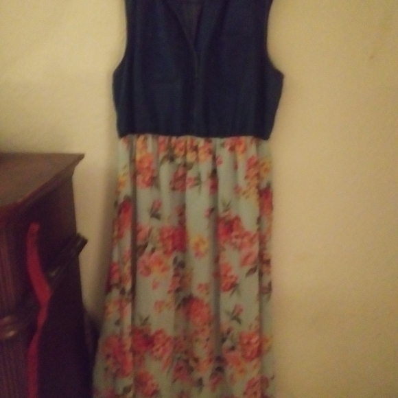 Dress - Picture 2 of 5